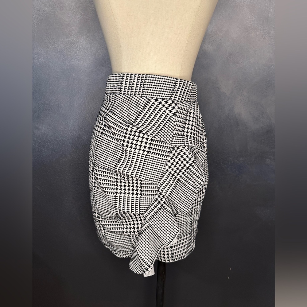 🖤Line & Six Black and White Houndstooth Wrap Mini Skirt - Size L🤍